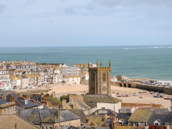 Ocean View, St Ives, Cornwall. Close amenities and a beach. Ground-floor living. Sea views. Balcony.