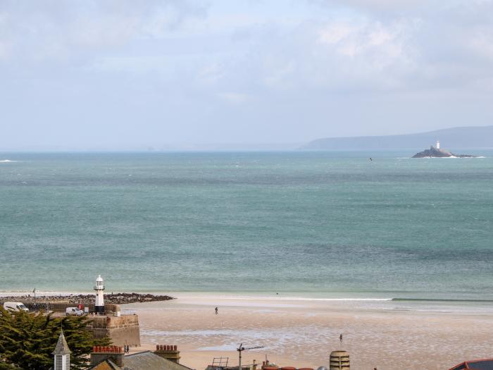 Ocean View, St Ives, Cornwall. Close amenities and a beach. Ground-floor living. Sea views. Balcony.