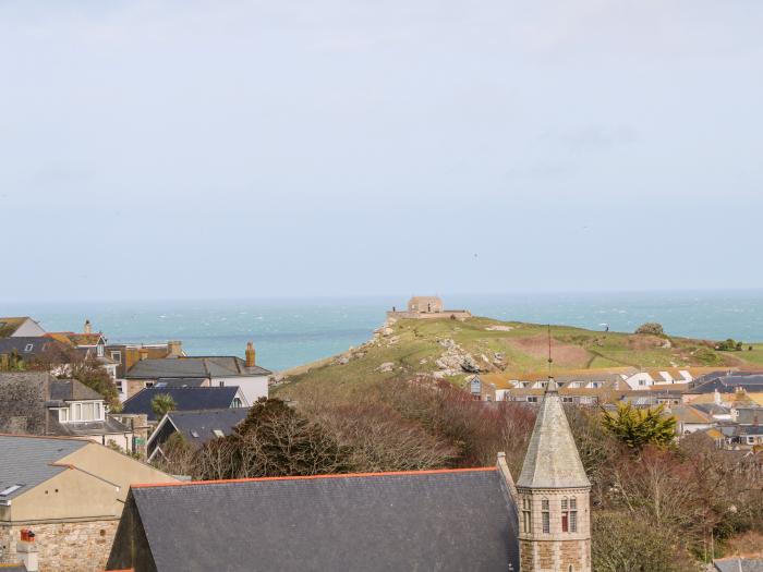 Ocean View, St Ives, Cornwall. Close amenities and a beach. Ground-floor living. Sea views. Balcony.