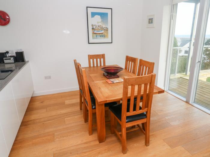 Ocean View, St Ives, Cornwall. Close amenities and a beach. Ground-floor living. Sea views. Balcony.