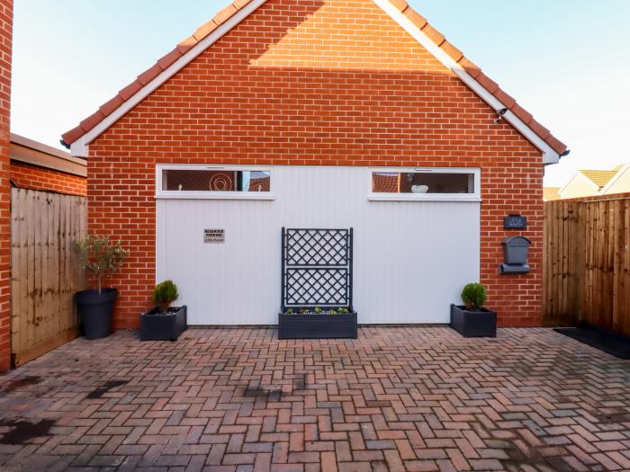 Little Haven, Kirby Cross, Essex. Spacious, detached garage conversion. Wheelchair-friendly. One bed