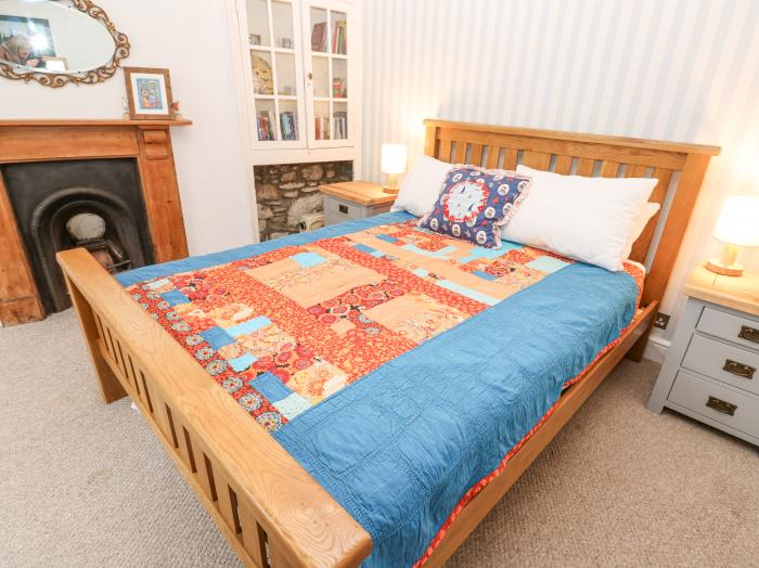 Dolphin Cottage, in Flushing, Cornwall. Three-bedroom, reverse-level home, near beach and amenities.