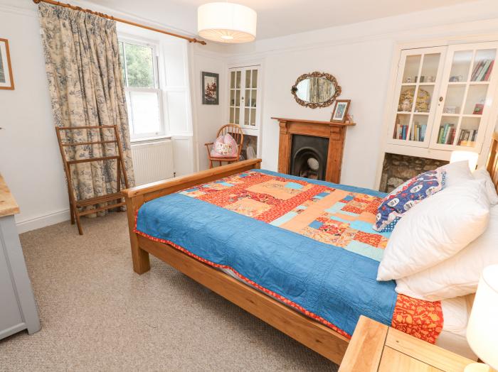 Dolphin Cottage, in Flushing, Cornwall. Three-bedroom, reverse-level home, near beach and amenities.