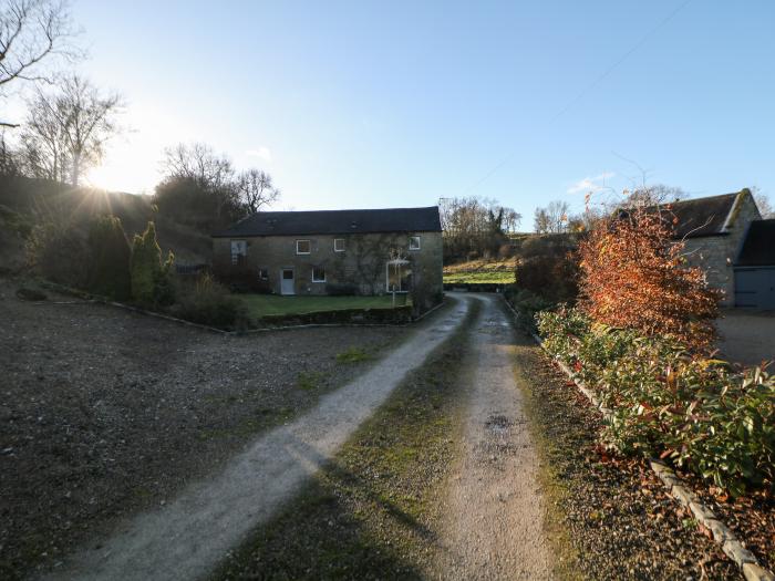 Dale View Cottage, Youlgreave, Derbyshire. Pet-friendly. Lovely views. In a National Park. TV. WiFi.