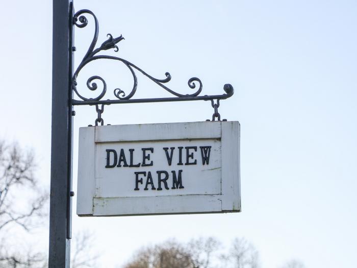 Dale View Cottage, Youlgreave, Derbyshire. Pet-friendly. Lovely views. In a National Park. TV. WiFi.