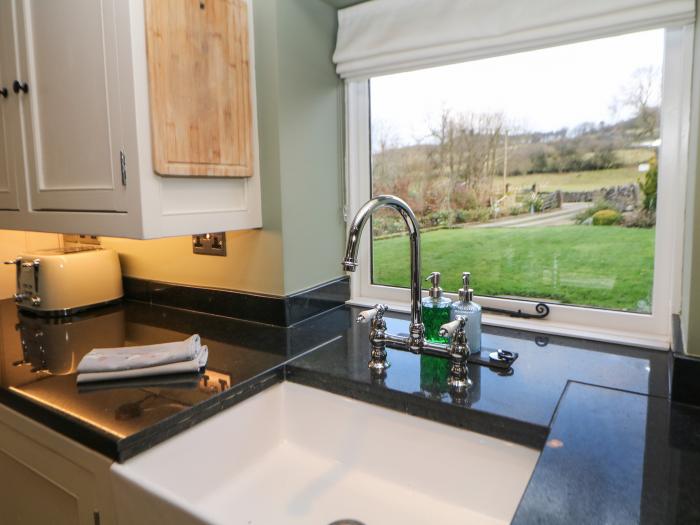 Dale View Cottage, Youlgreave, Derbyshire. Pet-friendly. Lovely views. In a National Park. TV. WiFi.