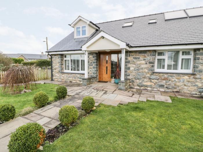 Ty Ni, Dyffryn Ardudwy, Gwynedd. Eryri National Park. Close to amenities and beach. Enclosed garden.