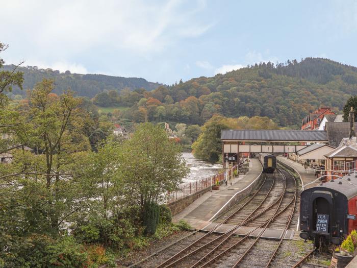 No. 9 On The Riverbank, Llangollen, Denbighshire. In AONB. Near National Park. Pet-friendly. Garden.