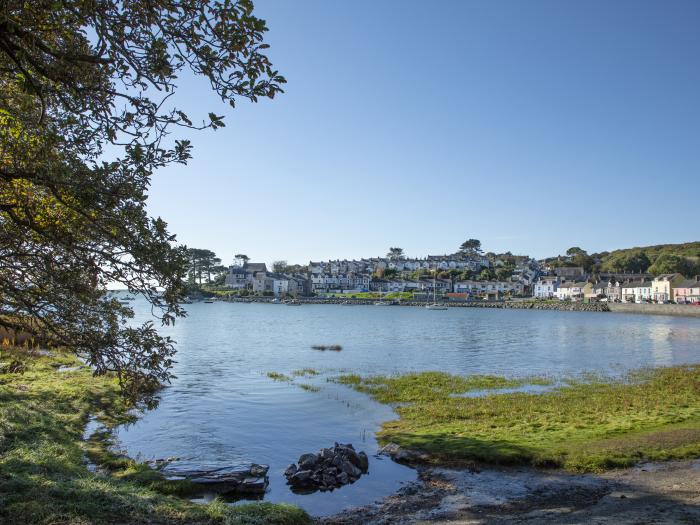 Gweldon - Anchor Deck, Borth-y-Gest near Porthmadog, Gwynedd. Near National Park. Close to beach. TV