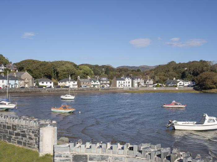 Gweldon - Anchor Deck, Borth-y-Gest near Porthmadog, Gwynedd. Near National Park. Close to beach. TV