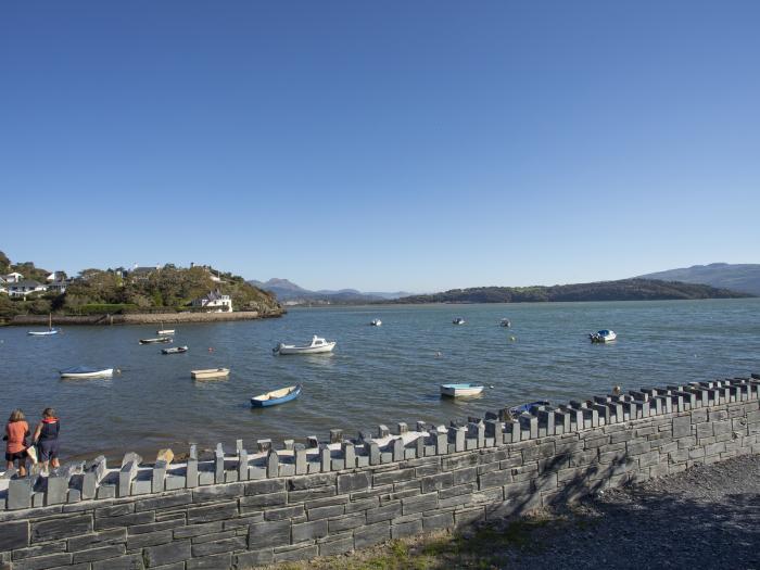 Gweldon - Anchor Deck, Borth-y-Gest near Porthmadog, Gwynedd. Near National Park. Close to beach. TV