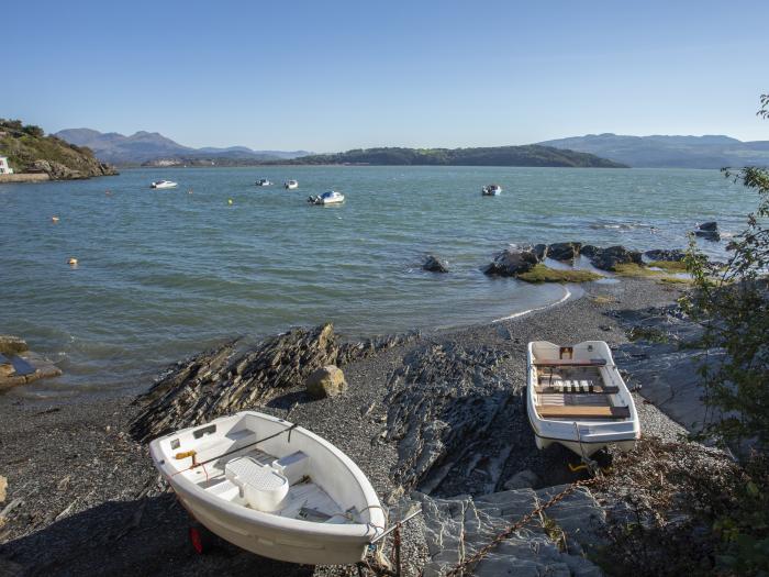 Gweldon - Anchor Deck, Borth-y-Gest near Porthmadog, Gwynedd. Near National Park. Close to beach. TV