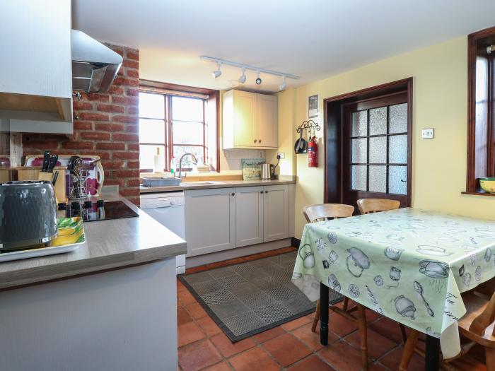 Lanthorn Cottage in Happisburgh, Norwich, East Anglia. Dog-friendly. Family-friendly. Near a beach.