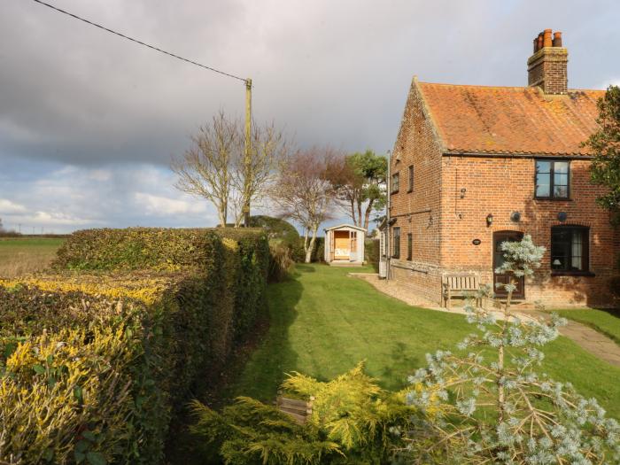 Lanthorn Cottage in Happisburgh, Norwich, East Anglia. Dog-friendly. Family-friendly. Near a beach.