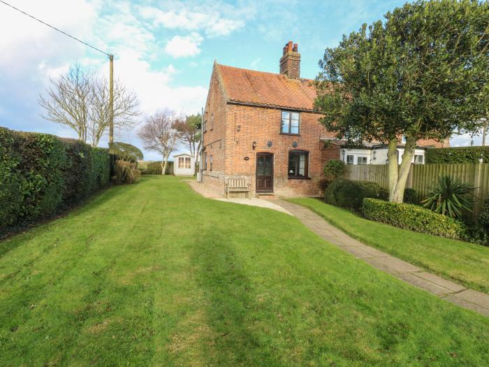 Lanthorn Cottage in Happisburgh, Norwich, East Anglia. Dog-friendly. Family-friendly. Near a beach.