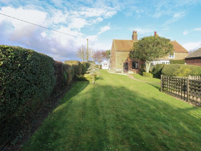 Lanthorn Cottage in Happisburgh, Norwich, East Anglia. Dog-friendly. Family-friendly. Near a beach.