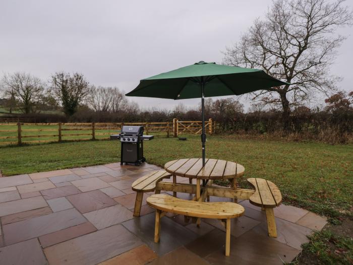 Elm Lodge, nearby Etwall, Derbyshire. Walking location. Rural vistas. Pet-friendly. Open-plan living