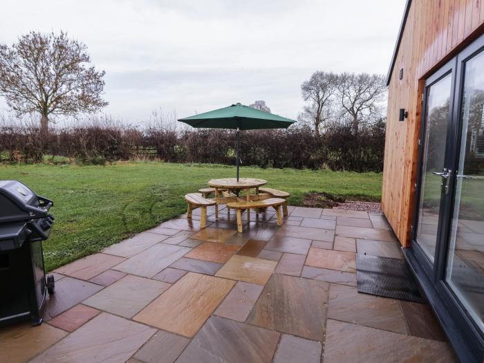 Ash Lodge near Etwall, Derbyshire. Single-storey lodge. Eco-friendly. Pet-friendly. Off-road parking