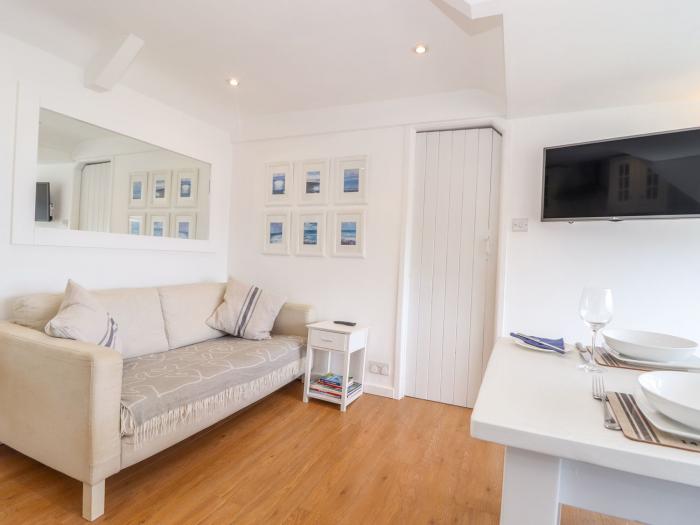 The Loft at Beach House, is in Portmellon near Mevagissey, Cornwall. Close to amenities and a beach.