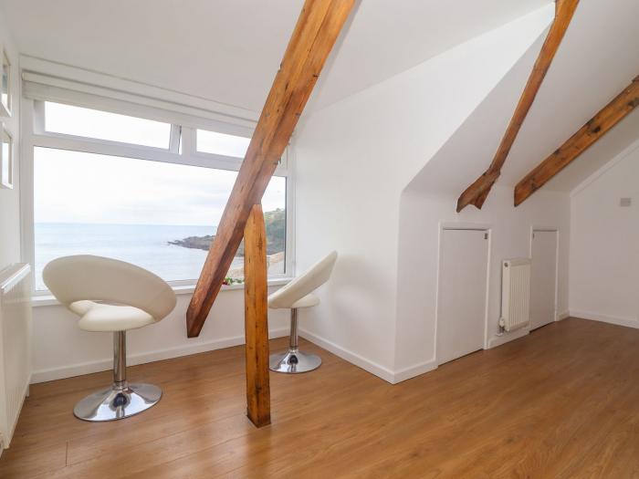 The Loft at Beach House, is in Portmellon near Mevagissey, Cornwall. Close to amenities and a beach.