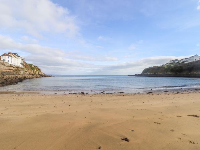 The Loft at Beach House, is in Portmellon near Mevagissey, Cornwall. Close to amenities and a beach.