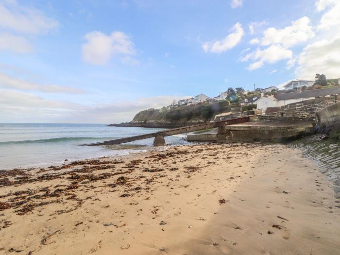 The Loft at Beach House, is in Portmellon near Mevagissey, Cornwall. Close to amenities and a beach.