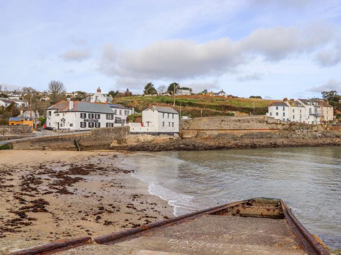 The Loft at Beach House, is in Portmellon near Mevagissey, Cornwall. Close to amenities and a beach.