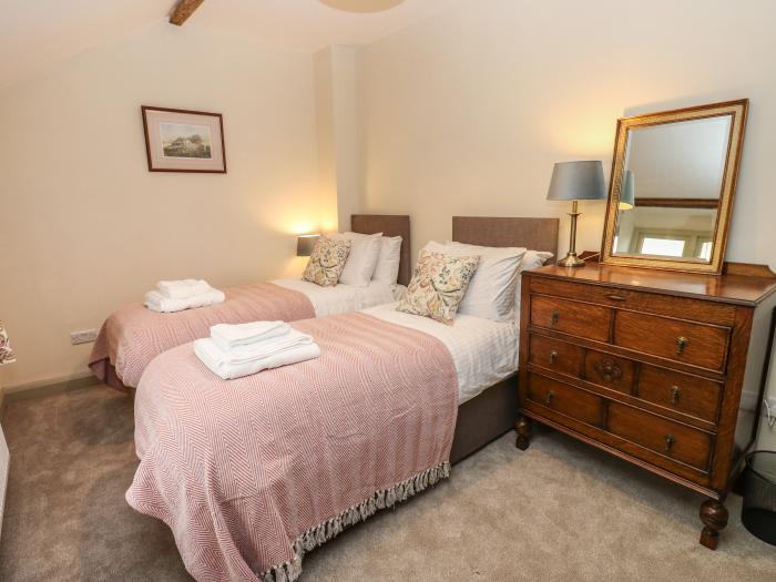 The Farmhouse, East Morton, West Yorkshire. Countryside views. Pet-friendly. Woodburning stove. WiFi