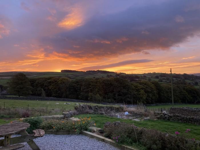 The Farmhouse, East Morton, West Yorkshire. Countryside views. Pet-friendly. Woodburning stove. WiFi