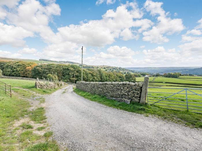 The Farmhouse, East Morton, West Yorkshire. Countryside views. Pet-friendly. Woodburning stove. WiFi