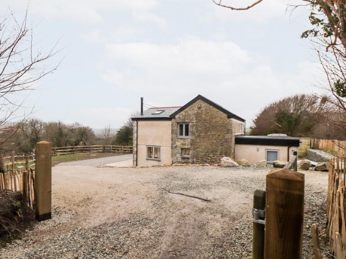 La Petit Maison, St Columb Major in Cornwall. Family-friendly barn conversion. Garden with barbecue.