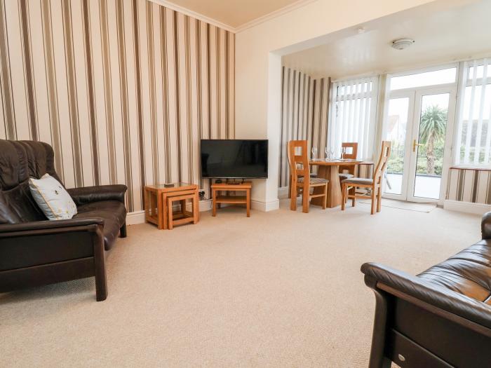 Seaward a ground-floor apartment in Rhos-on-Sea, Conwy. Close to a beach and amenities. Pet-friendly