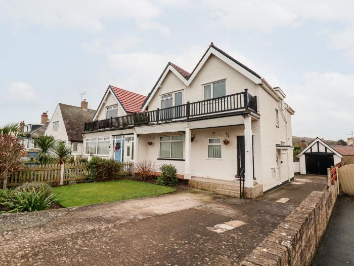 Seaward a ground-floor apartment in Rhos-on-Sea, Conwy. Close to a beach and amenities. Pet-friendly