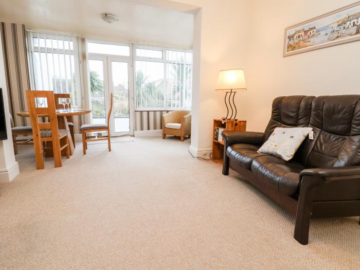 Seaward a ground-floor apartment in Rhos-on-Sea, Conwy. Close to a beach and amenities. Pet-friendly