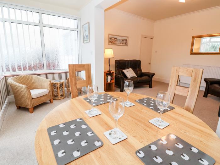 Seaward a ground-floor apartment in Rhos-on-Sea, Conwy. Close to a beach and amenities. Pet-friendly