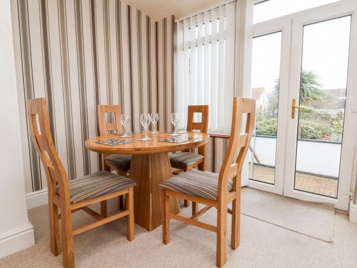 Seaward a ground-floor apartment in Rhos-on-Sea, Conwy. Close to a beach and amenities. Pet-friendly