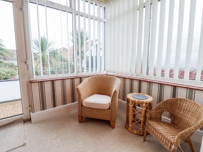 Seaward a ground-floor apartment in Rhos-on-Sea, Conwy. Close to a beach and amenities. Pet-friendly