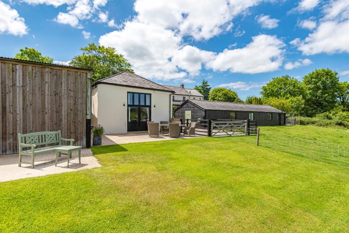 The Old Barn at Waterland Farm, Bradworthy, Devon. Close to National Park. Garden. Smart TV