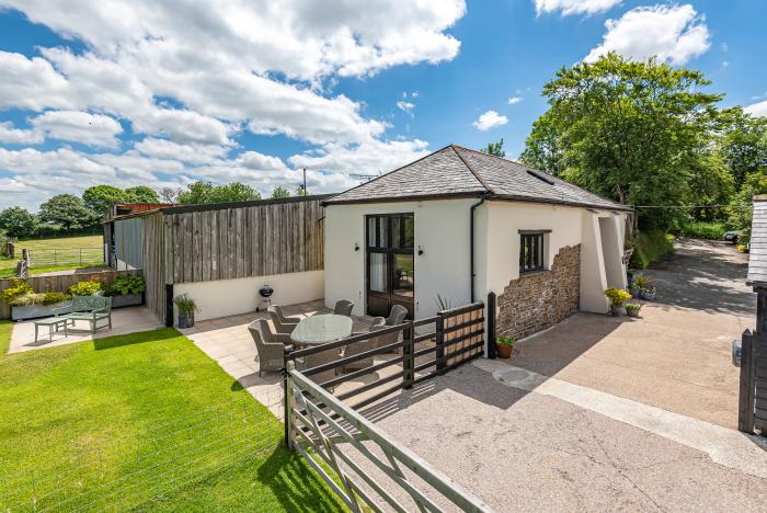 The Old Barn at Waterland Farm, Bradworthy, Devon. Close to National Park. Garden. Smart TV