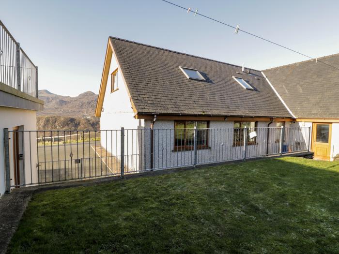 Y Tylwyth, Manod, Gwynedd. Detached. Stunning views. Perfect for families. Pets welcome. 5 bedrooms.