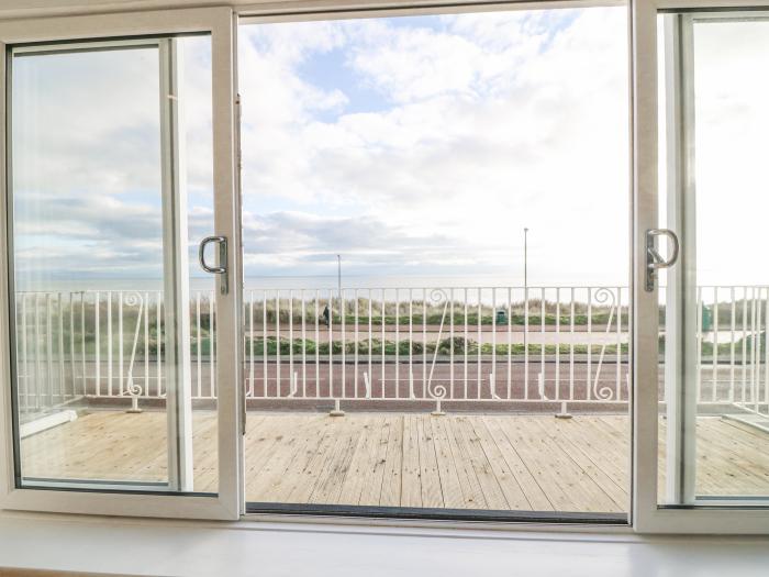 The Beach House, Pwllheli, Gwynedd. Near Eryri National Park. Close to amenities and beach. Balcony.