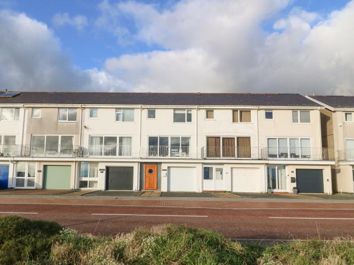 The Beach House, Pwllheli, Gwynedd. Near Eryri National Park. Close to amenities and beach. Balcony.