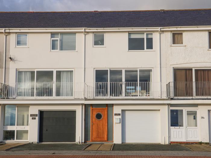 The Beach House, Pwllheli, Gwynedd. Near Eryri National Park. Close to amenities and beach. Balcony.