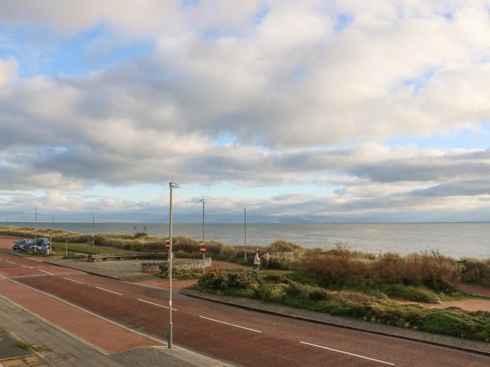 The Beach House, Pwllheli, Gwynedd. Near Eryri National Park. Close to amenities and beach. Balcony.