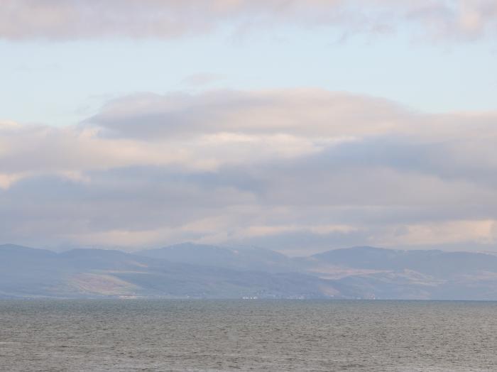 The Beach House, Pwllheli, Gwynedd. Near Eryri National Park. Close to amenities and beach. Balcony.