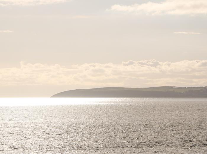 The Beach House, Pwllheli, Gwynedd. Near Eryri National Park. Close to amenities and beach. Balcony.