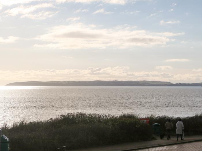 The Beach House, Pwllheli, Gwynedd. Near Eryri National Park. Close to amenities and beach. Balcony.