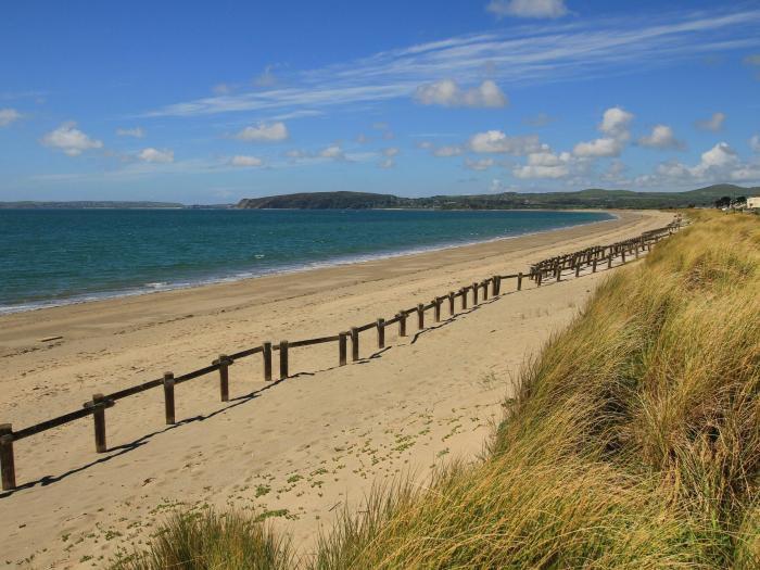 The Beach House, Pwllheli, Gwynedd. Near Eryri National Park. Close to amenities and beach. Balcony.