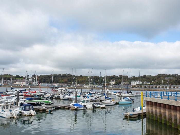 The Beach House, Pwllheli, Gwynedd. Near Eryri National Park. Close to amenities and beach. Balcony.