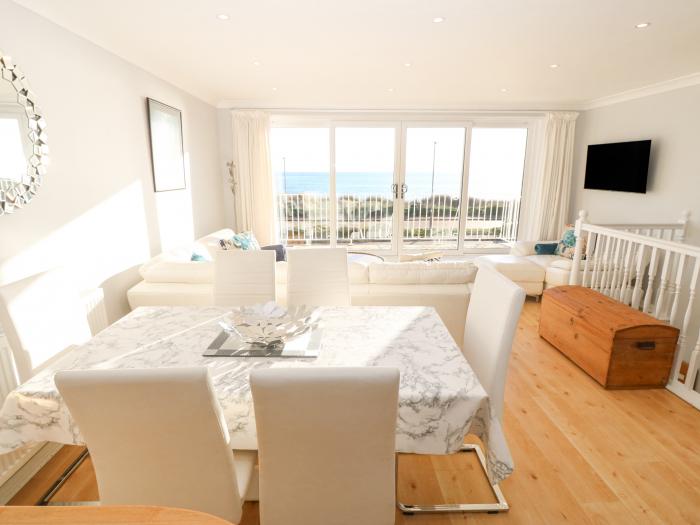 The Beach House, Pwllheli, Gwynedd. Near Eryri National Park. Close to amenities and beach. Balcony.